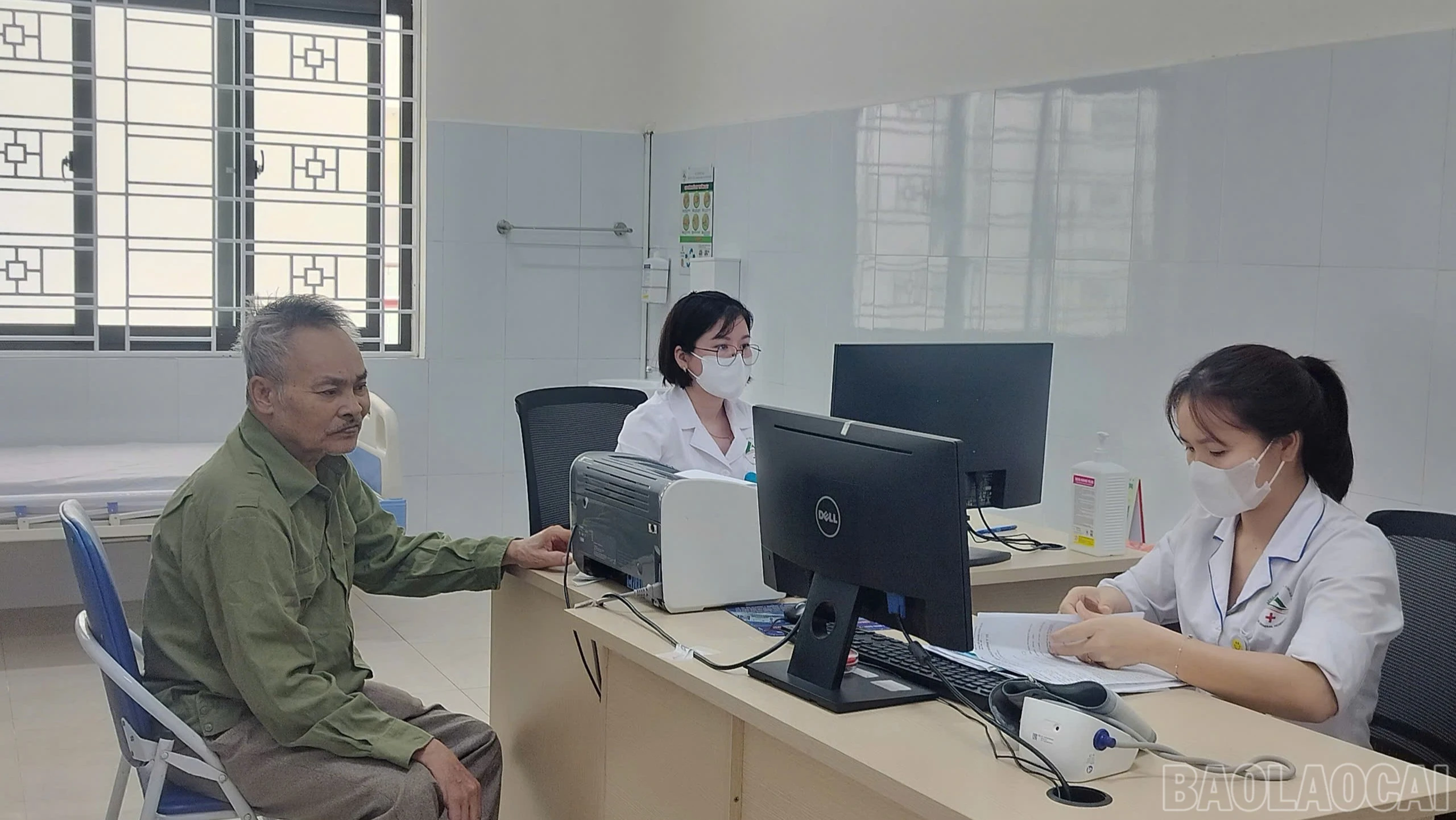 ينبغي على كبار السن أن يسعوا بشكل استباقي لإجراء فحوصات طبية. Người cao tuổi chủ động thăm khám sức khỏe.