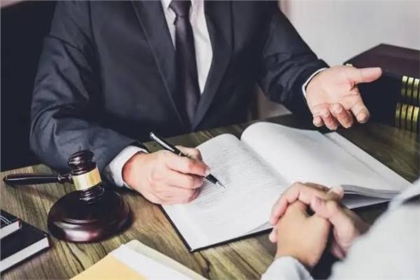 حكم توزيع مال امرأة بين ورثتها بسبب كبر سنها