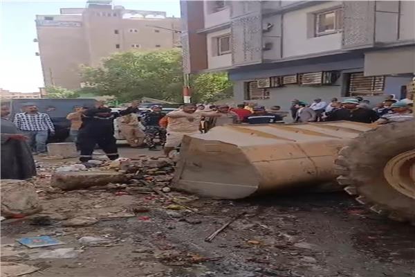 حملة لإزالة الباعة الجائلين في سوق نجع حمادي بعد مقتل وإصابة 6 بائعين