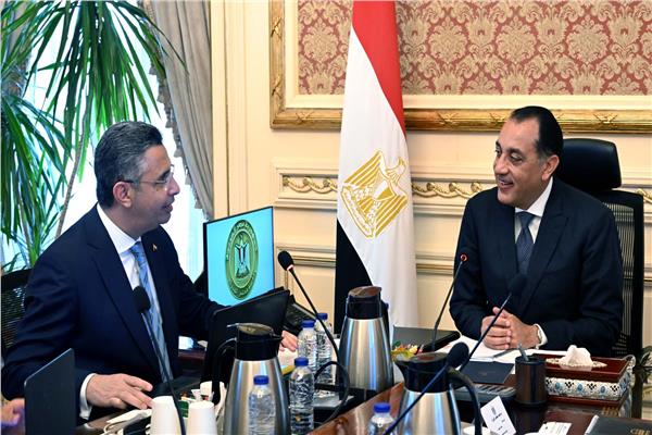 رئيس الوزراء ووزير التموين يتابعان استعدادات عيد الأضحى في مصر