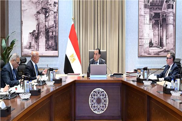 رئيس الوزراء يتابع تنفيذ مشروعات جديدة في قطاع الطرق
