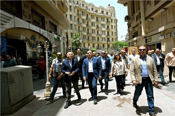 رئيس الوزراء يتفقد مشروع تحسين الميادين الرئيسية في وسط البلد