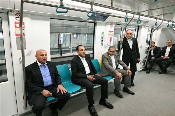 رئيس الوزراء يتفقد مشروع مونوريل شرق النيل ويجري جولة في أحد القطارات