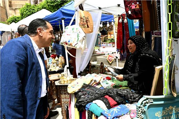 رئيس الوزراء يزور معرض الحرف التراثية في شارع المعز