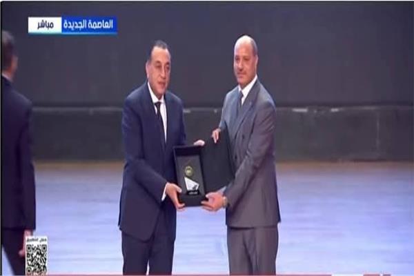 رئيس الوزراء يكرم الشركاء الدوليين والمديريات التعليمية في مصر
