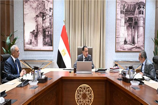 رئيس الوزراء يناقش تشغيل مشروعات جديدة بالعاصمة الإدارية