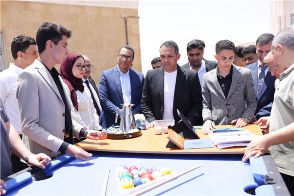 رئيس جامعة المنصورة الأهلية يزور مشروعات طلاب الهندسة