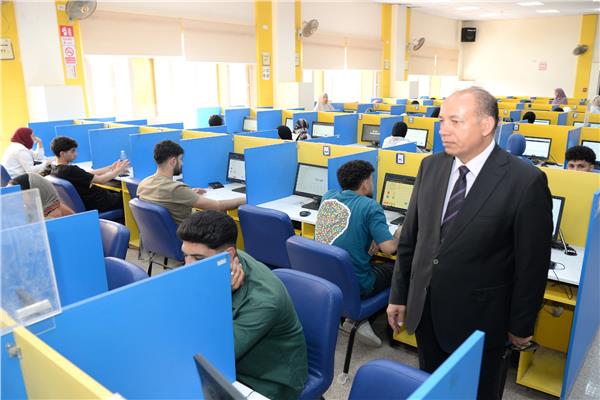 رئيس جامعة المنصورة يتفقد انتظام امتحانات كليتي الهندسة وطب الأسنان