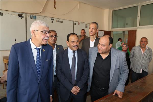 رئيس جامعة المنوفية يتفقد لجان امتحانات كلية الآداب