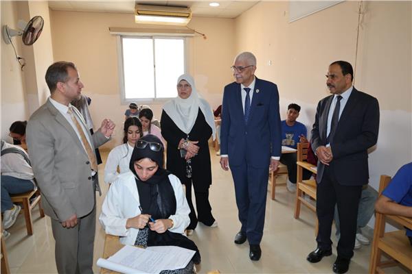 رئيس جامعة المنوفية يزور امتحانات الفصل الدراسي الثاني بكلية الإعلام