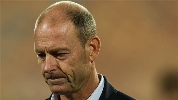 تحديث حول اختيار المدير الفني الجديد للنادي الأهلي بين فان بوميل وكارفهال