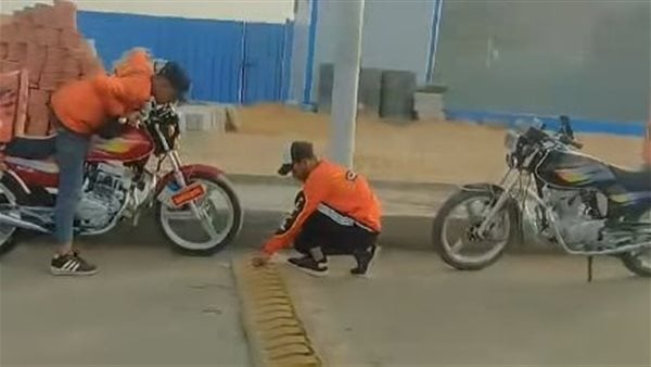 سائق دليفري يكسر مطبًا صناعيًا أثناء السير عكس الاتجاه