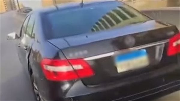 سائق ملاكي ينفي دهس مواطن بعد مطاردة من أصحاب دراجات نارية بسبب انفجار الإطار
