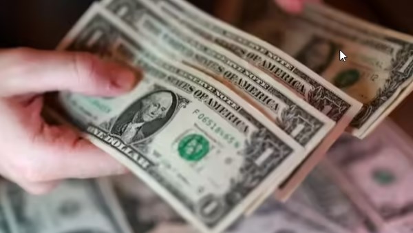 الدولار يستقر مع تراجع عوائد السندات وترقب مسار الفائدة العالمية