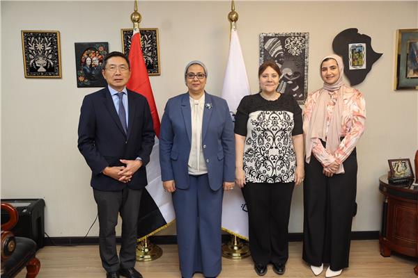 سفير سنغافورة يناقش مع القومي للمرأة سبل التعاون في التمكين