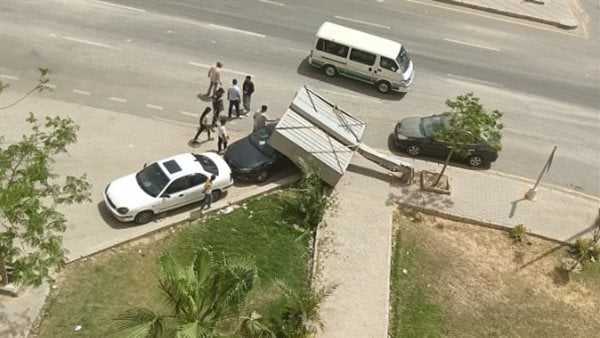 سقوط لوحة إعلانات على سيارة في أكتوبر الجديدة