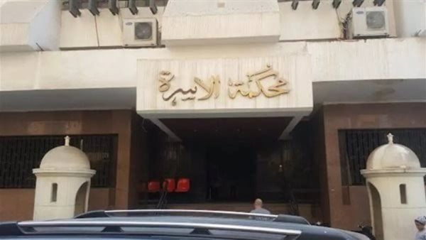 سيدة تقاضي طليقها بسبب رفضه زواج ابنتهما من مسن