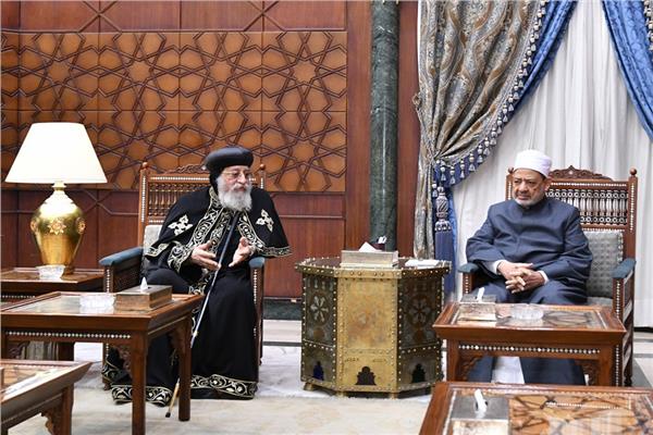 شيخ الأزهر يتلقى تهنئة من البابا تواضروس بعيد الأضحى
