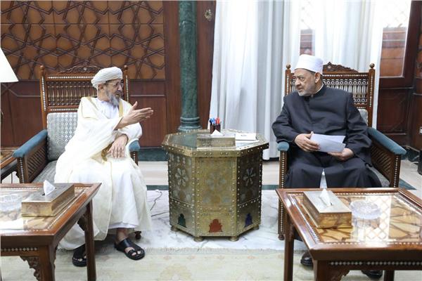 شيخ الأزهر يستقبل أمين عام الإفتاء العماني لتعزيز التعاون المشترك