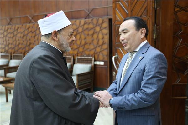 شيخ الأزهر يستقبل سفير كازاخستان في القاهرة