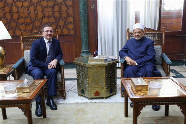 شيخ الأزهر يناقش مع السفير البريطاني تعزيز التعاون المشترك