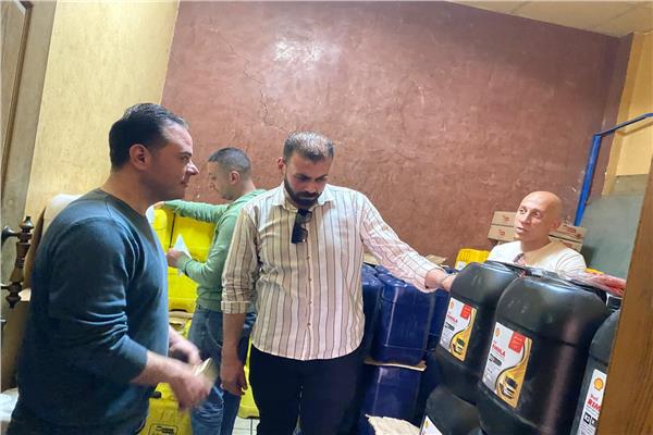 ضبط 4 أطنان من زيوت السيارات والشحوم المجهولة المصدر في الإسكندرية
