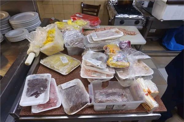ضبط دواجن ولحوم غير صالحة للاستخدام في مطعم بالأقصر