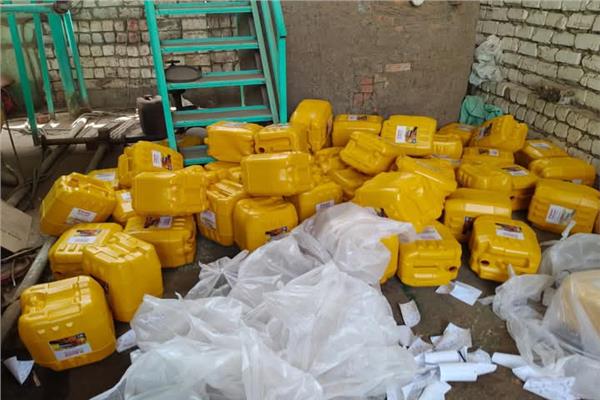 ضبط مصنع لزيوت السيارات و45 طن زيوت مجهولة المصدر في محافظة الغربية