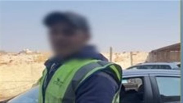 ضبط منادي سيارات يتسلم أموالاً من سيدة في النزهة الجديدة