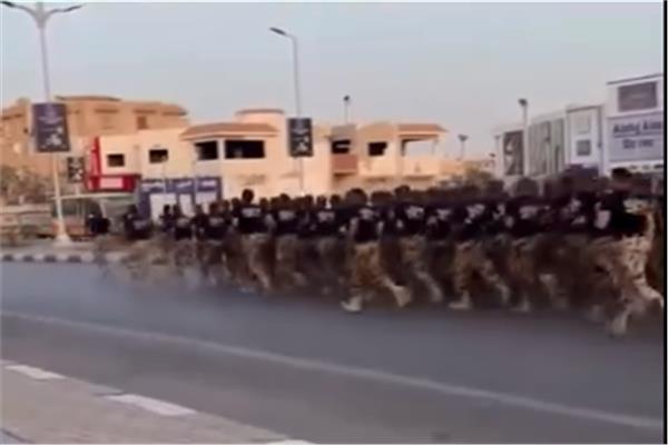طابور سير قوات الصاعقة المصرية يلفت انتباه سكان العبور
