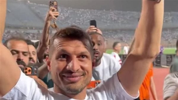 طارق حامد يدعم الزمالك من المدرجات قبل مباراة حسم الدوري