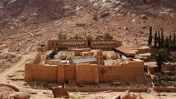 طقس سانت كاترين اليوم الأحد: أجواء معتدلة ليلًا وتحذيرات من ارتفاع حرارة النهار