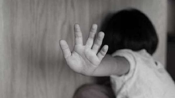 عامل يُحكم عليه بالسجن 15 سنة لتعديه على طفلة داخل عقار سكني في البساتين