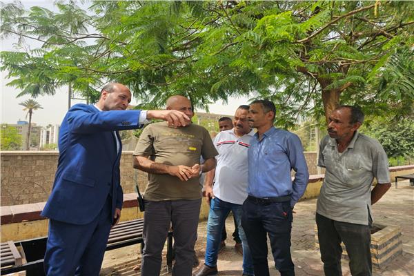 محافظ أسيوط يتفقد تركيب مقاعد جديدة بكورنيش الجامعة