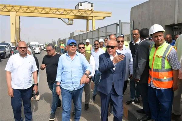محافظ الأقصر ووزير الري يتفقدان تحديث أنظمة قناطر إسنا الجديدة