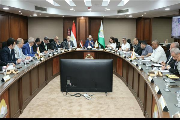 محافظ الجيزة يؤكد على دعم الاستثمار وتبسيط الإجراءات في المناطق الصناعية