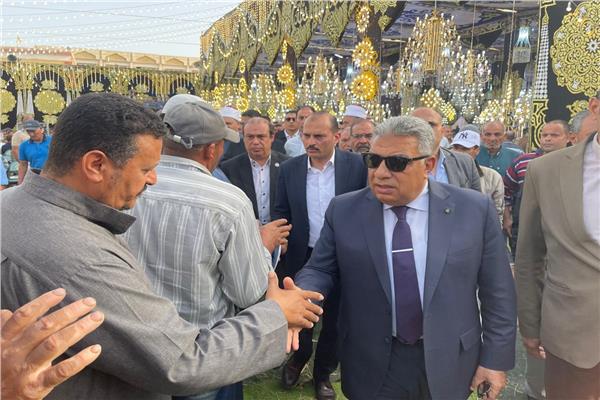 محافظ الدقهلية يقدم واجب العزاء لضحايا حادث شرق العوينات