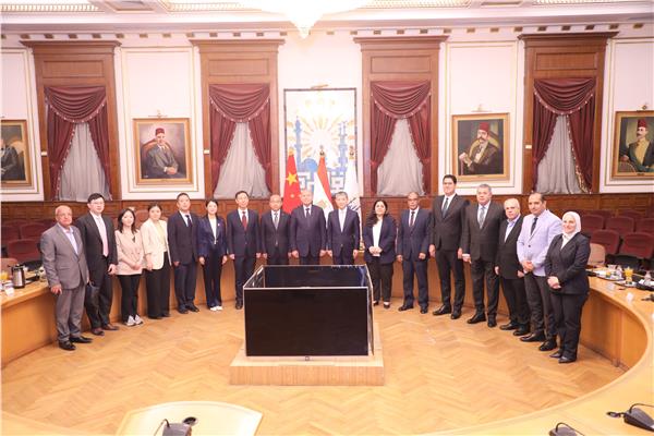 محافظ القاهرة يستقبل وفد من بلدية بكين