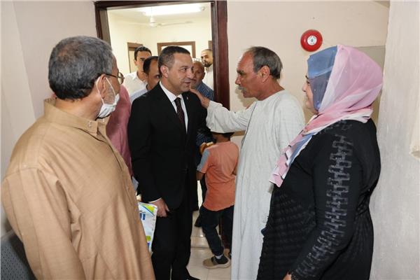 محافظ المنوفية يتفقد لجنة القلب بالتأمين الصحي
