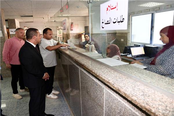 محافظ المنوفية يحيل سكرتير حي شرق و16 موظفًا للتحقيق
