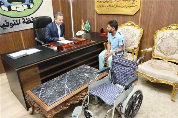 محافظ المنوفية يوجه بصرف كرسي متحرك ومواد غذائية لطفل من ذوي الهمم