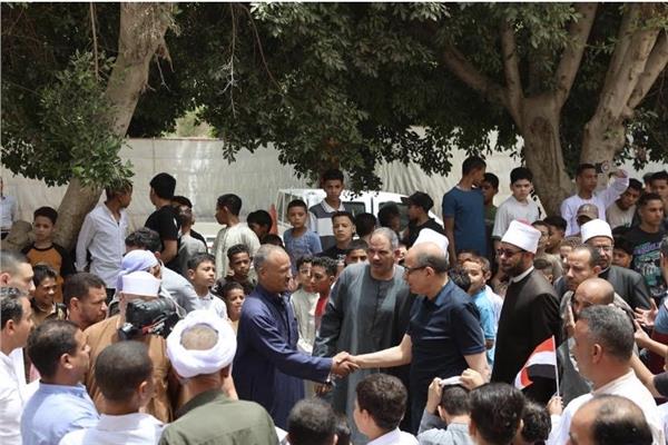 محافظ المنيا يفتتح مسجدًا جديدًا ويصلي الجمعة مع الأهالي