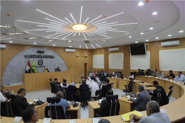 محافظ شمال سيناء يعقد مؤتمرًا مع النواب والجهاز التنفيذي
