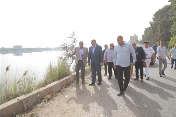 محافظ قنا يتفقد هبوط جسر طراد النيل
