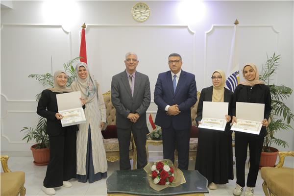 محافظ قنا يكرم أوائل مسابقة كوديفر والمتأهلين للمسابقة الدولية في إندونيسيا