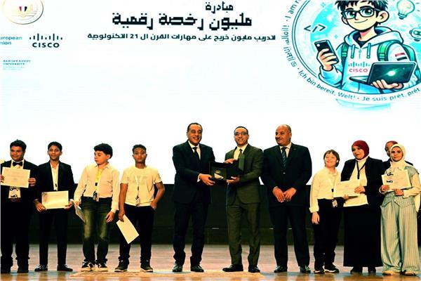 محافظ كفر الشيخ يتلقى تكريمًا من رئيس الوزراء خلال احتفالية «مبادرة المليون رخصة دولية»