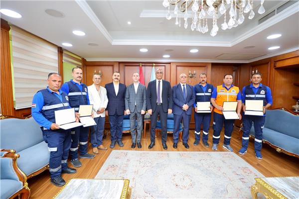 محافظ كفر الشيخ يكرم طاقم إسعاف أعاد شيكًا بمليون جنيه