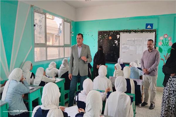 مدير تعليم دمياط يتفقد امتحانات مدارس كفر البطيخ