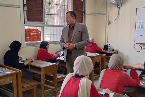 مدير تعليم دمياط يتفقد لجان امتحانات النقل ويؤكد حظر استخدام الهواتف المحمولة