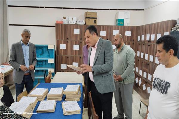 مدير تعليم دمياط يتفقد مركز توزيع أسئلة الزرقا